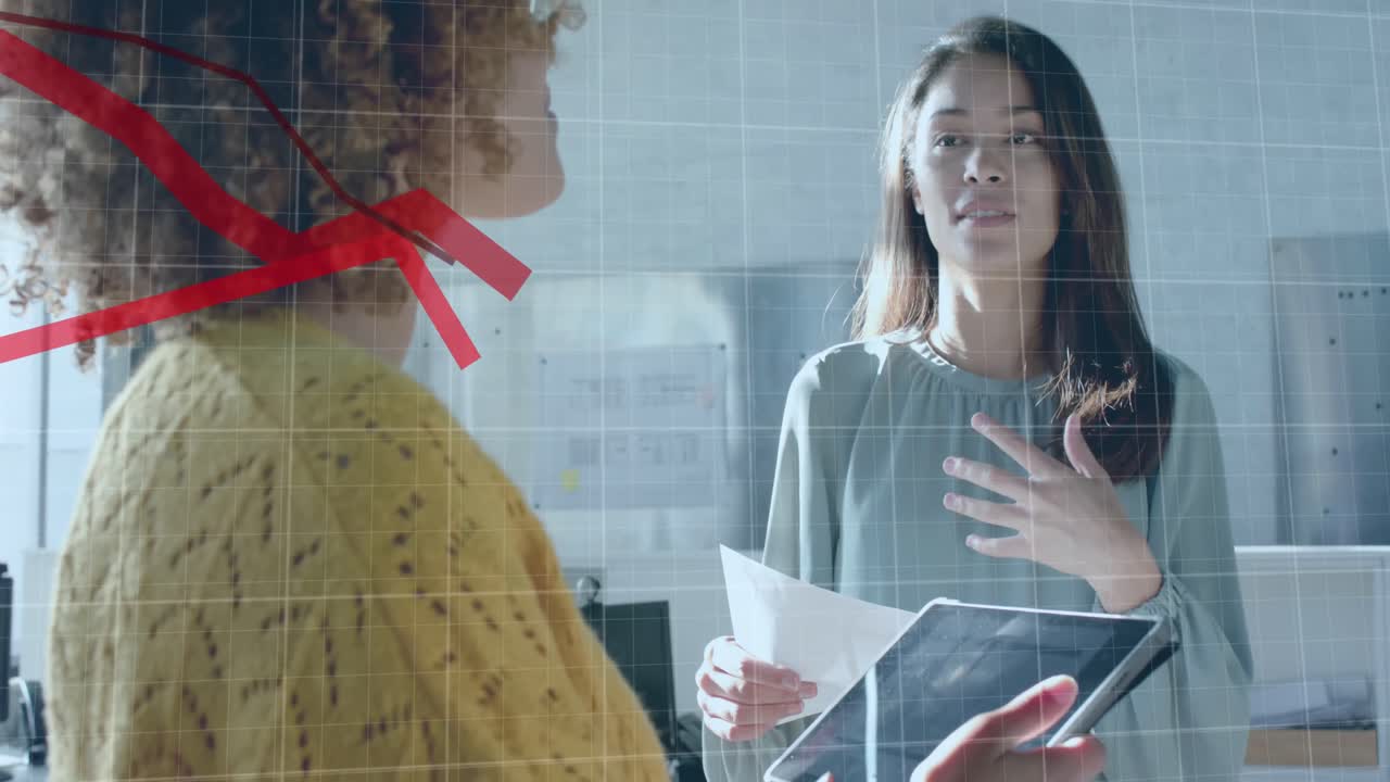 gráfico rojo procesamiento de datos sobre felices colegas femeninas diversas discutiendo en la oficina casual