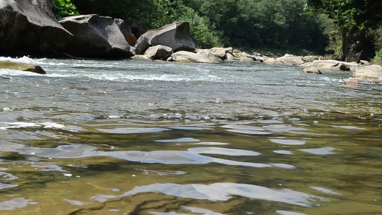 Fiume di montagna. Riprese in montagna.