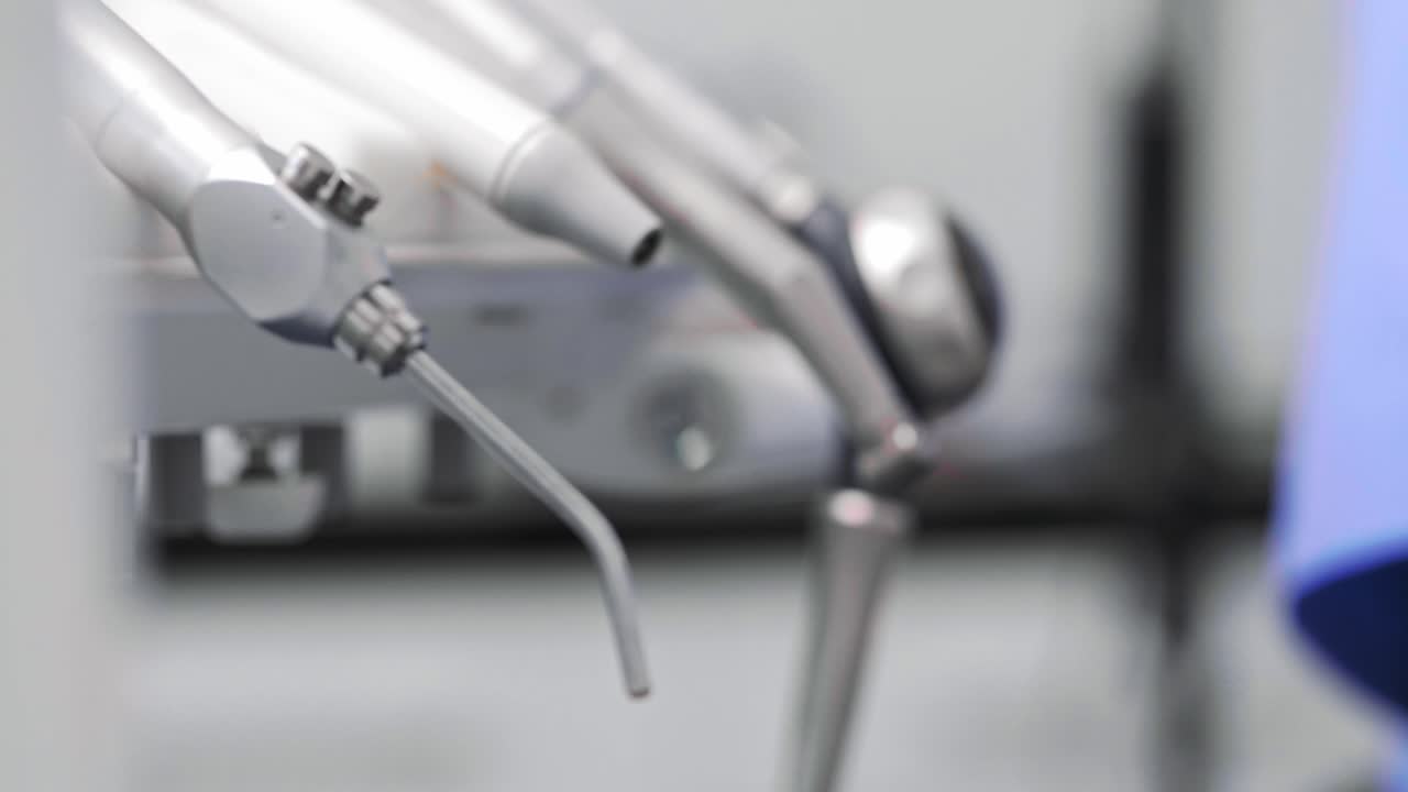 parte del dentista que utiliza el taladro dental durante el tratamiento dental, debica, polonia