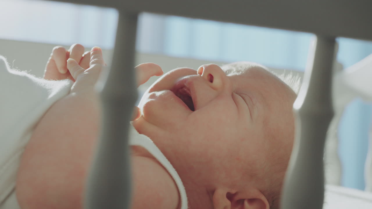 Neonato che dorme in una culla