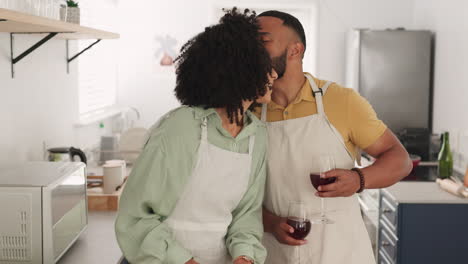 Beso,-Cocina-Y-Pareja-Negra-Brindan-Con-Vino