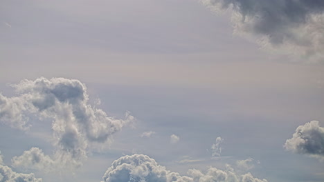 toma de movimiento de nubes de cúmulo blanco esponjoso en timelapse durante el día