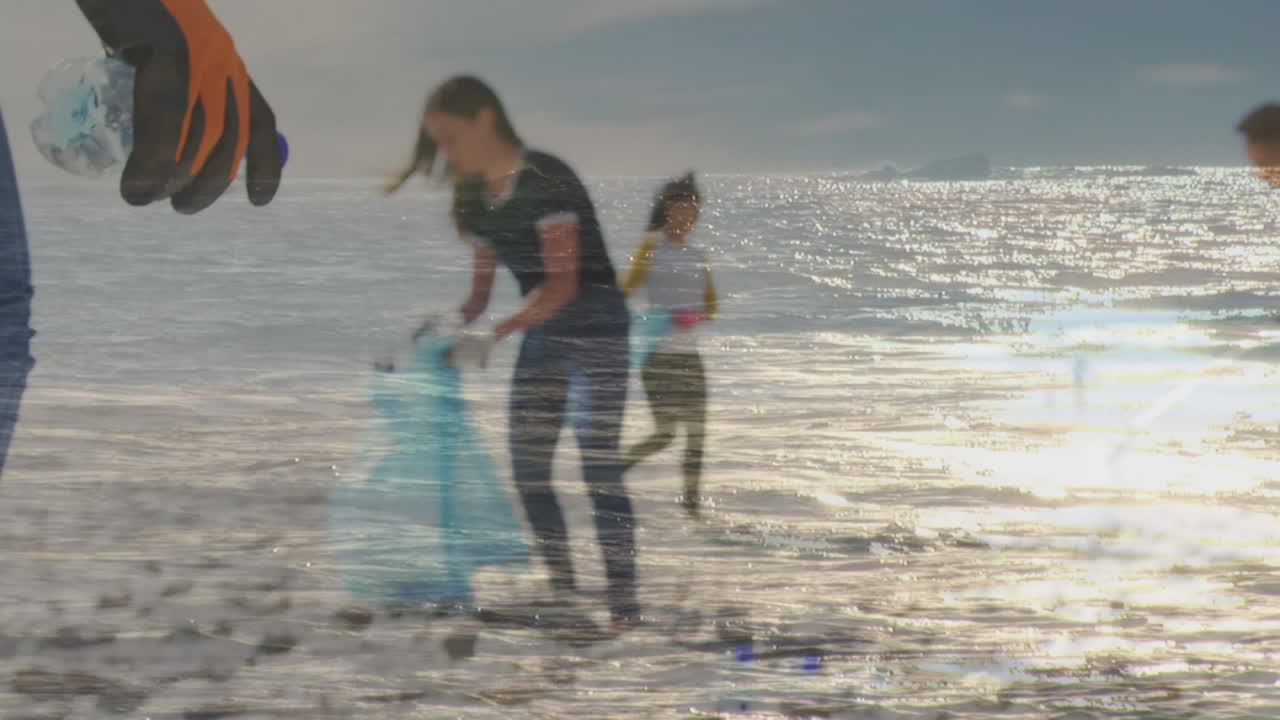 animación del mar sobre diversas mujeres recogiendo botellas de plástico en la playa