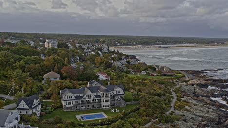 ogunquit maine antena v4 drone de bajo nivel sobrevuela la costa rocosa capturando el paisaje urbano con un diseño de arquitectura estilo guijarros casas costeras hacia la playa principal - filmado con una cámara inspire 2, x7 - octubre de 2021