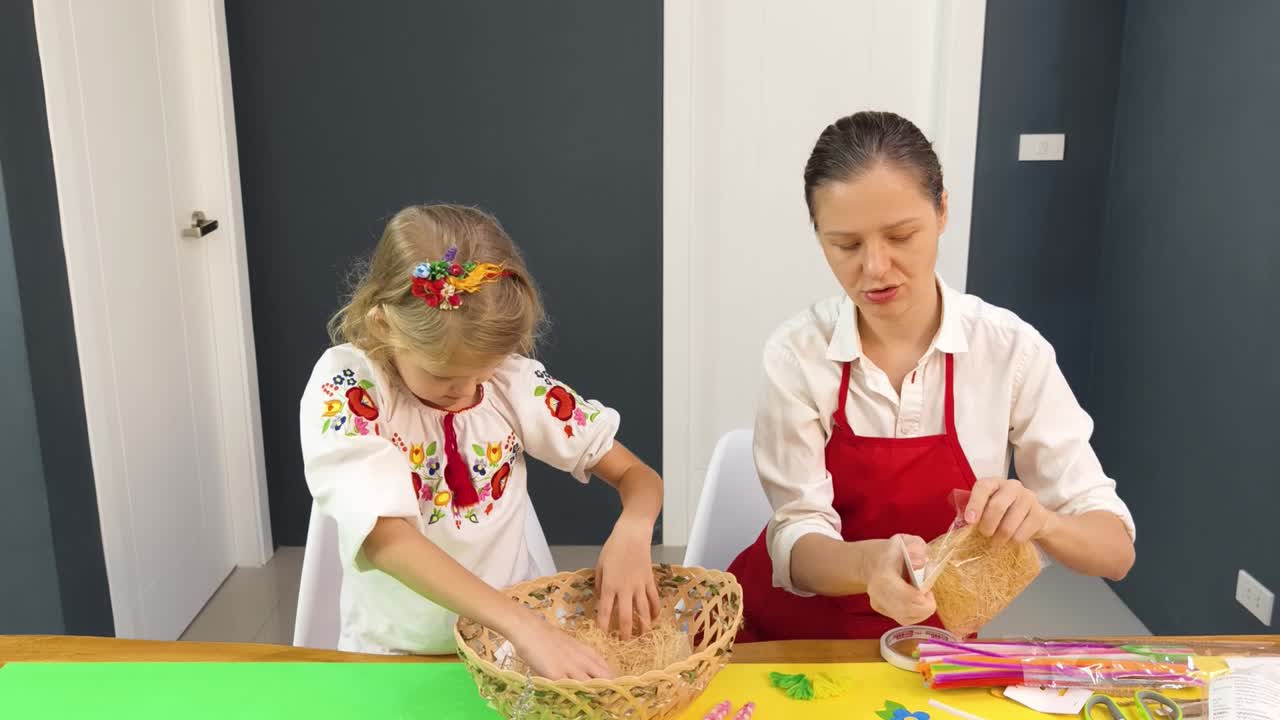 мать и дочь делают декоративную пасхальную корзину