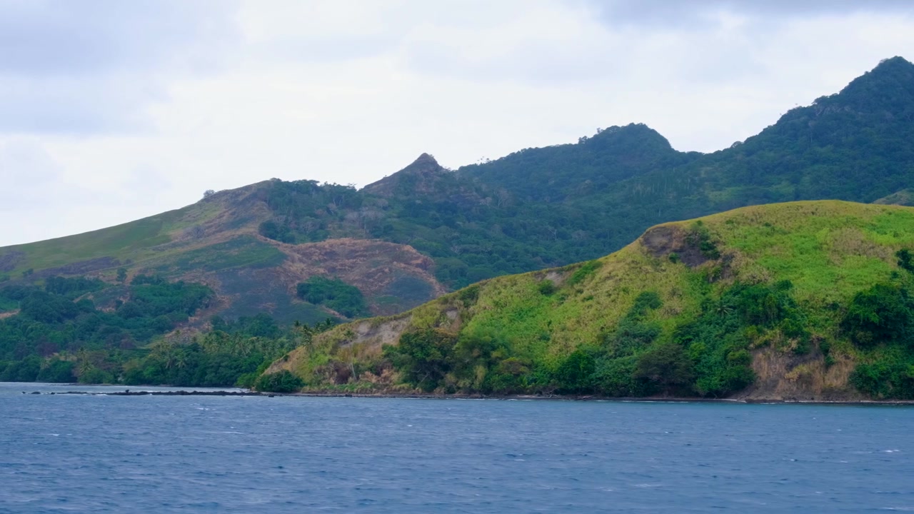 Terreno collinare e impervio dell'Isola di Ovalau, Arcipelago di Lomaiviti, Figi, Pacifico del Sud, con costa, alberi verdi e vista sull'oceano