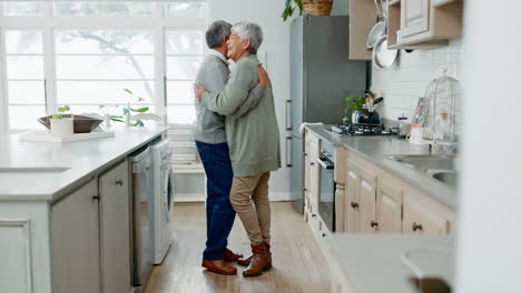 Feliz-Pareja-De-Ancianos-Y-Bailando-En-Casa-Por-Amor