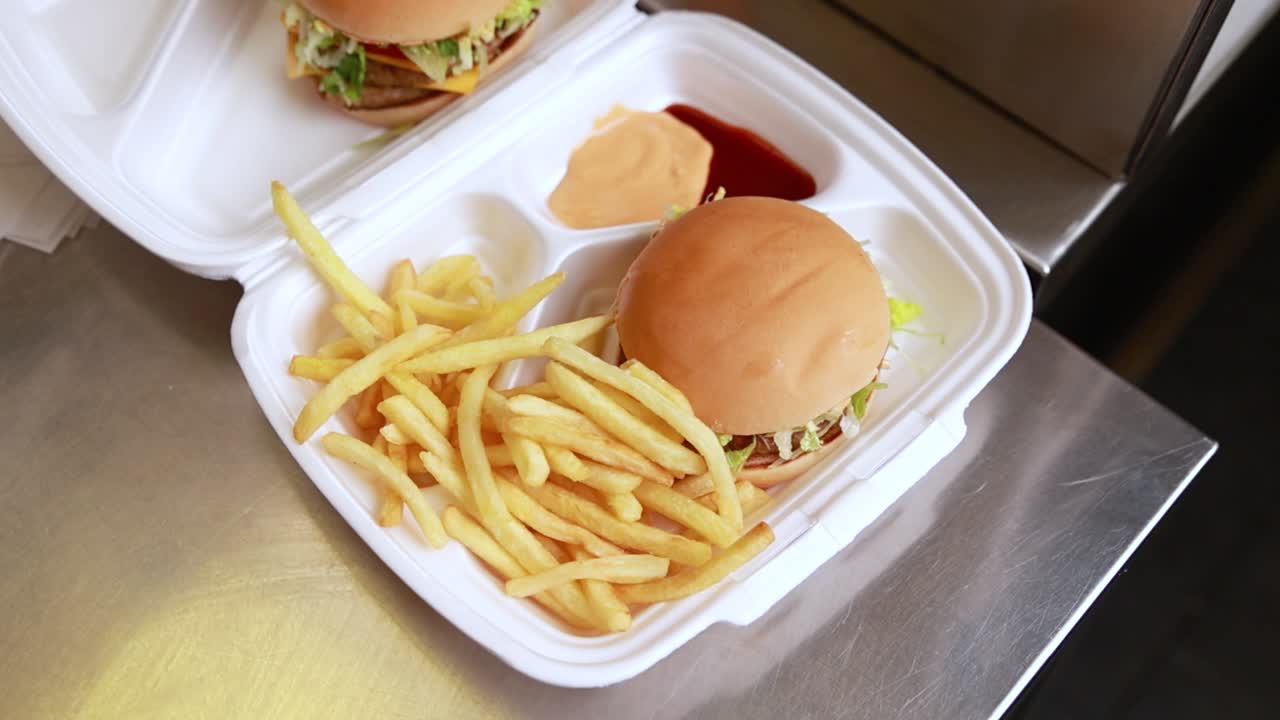 hamburguesas y papas fritas para llevar