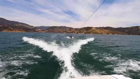 Un-Niño-Haciendo-Rodilleras-En-El-Lago-Castaic-En-California