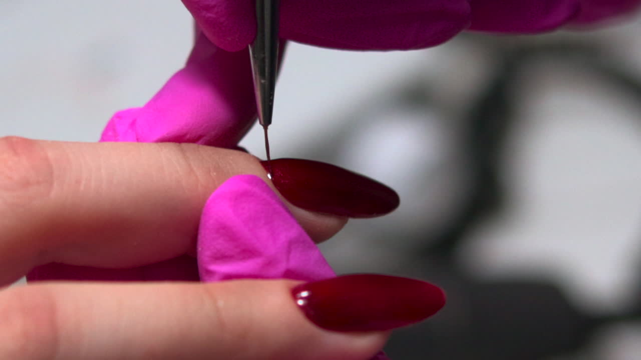 Primer plano de un proceso de manicura