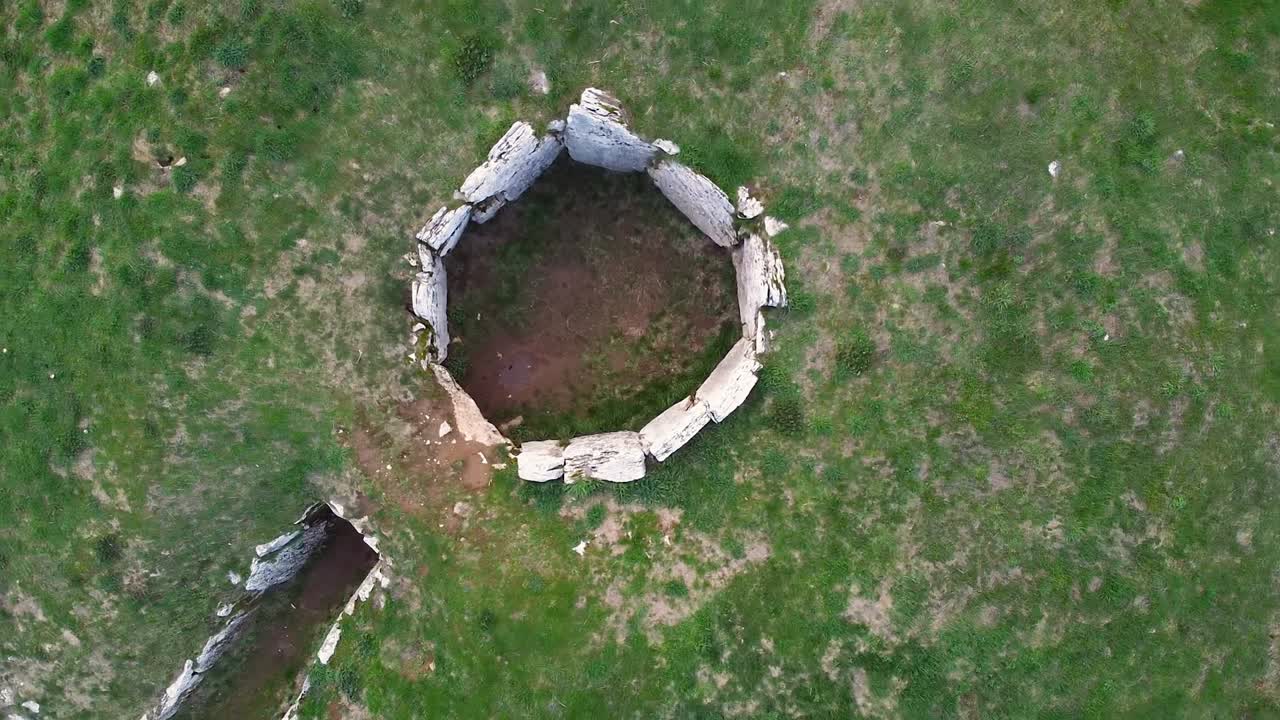 воздушный вид долмена ла-кабана, мегалитической гробницы в провинции бургос, испания. высококачественный 4k кадр