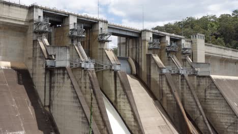 enorme muro de la presa de warragamba