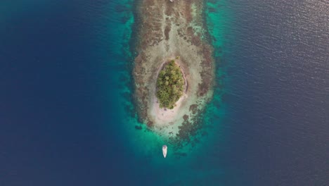 Drohnenaufnahme-Von-Einer-Abgelegenen-Insel-Im-San-Blas-Archipel-Mit-Einem-Am-Strand-Verankerten-Segelboot