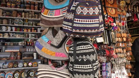 Traditional-wool-colombian-bags-in-a-souvenir-shop-in-Monserrate,-Bogota