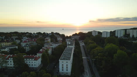 Ciudad-De-Gdynia-En-Polonia---Hermosa-Vista-De-Diferentes-Edificios-Con-Mar-En-Calma-Durante-La-Puesta-De-Sol---Toma-Aérea