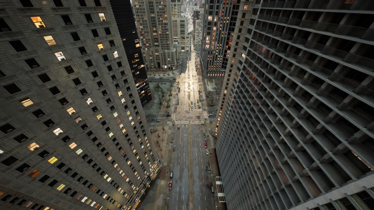 hiperlapso aéreo del tráfico de automóviles ocupado entre los rascacielos del centro de la ciudad