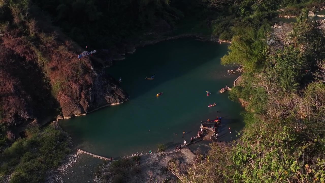Una vista aérea cinematográfica del Valle de Oya en Kedungjati, un río tranquilo y limpio y destino para piragüismo. Ubicado en Sriharjo, Bantul, Indonesia