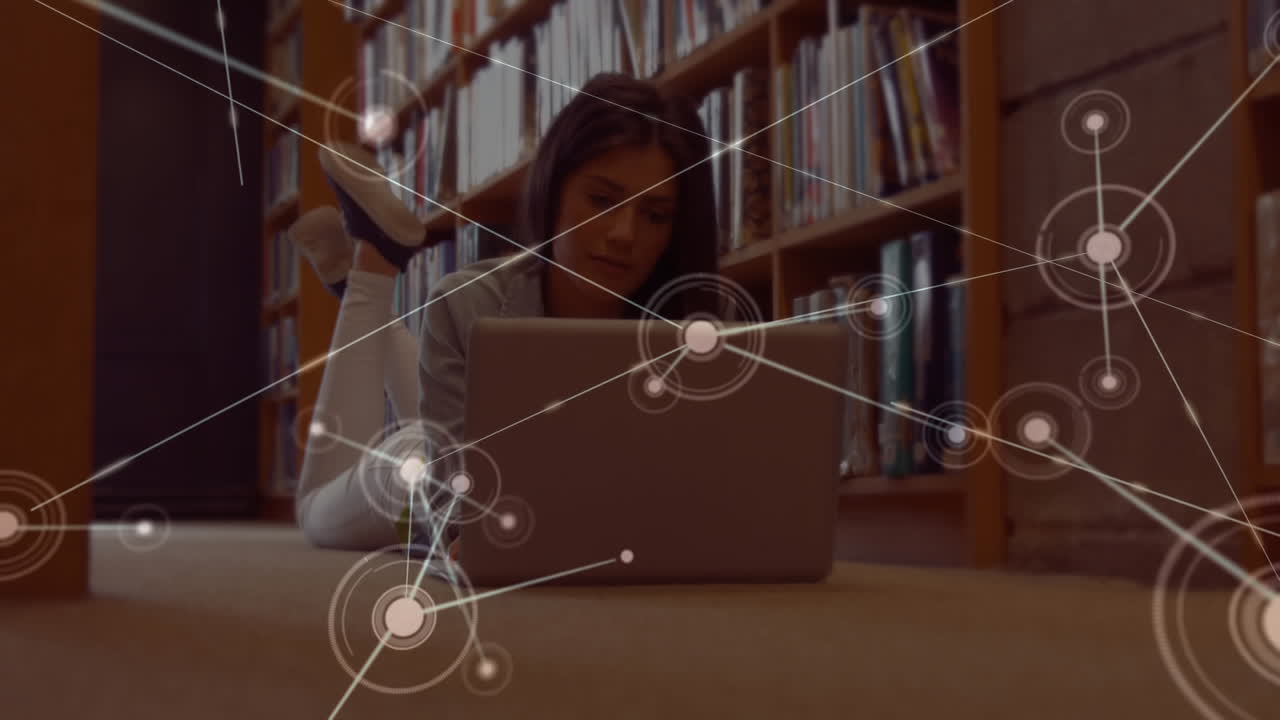 집에서 노트북을 사용하여 여성 학생을 통해 연결 네트워크의 애니메이션