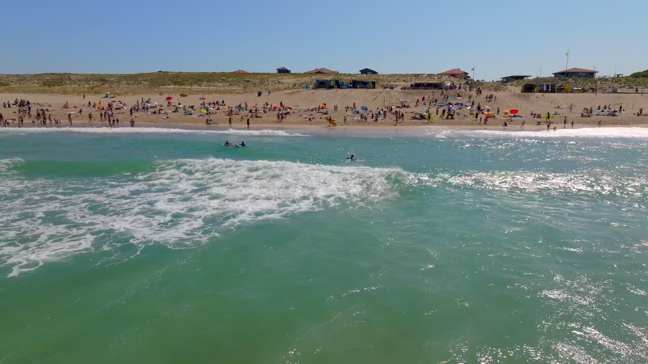 la playa de les estagnots filmada con un avión no tripulado siguiendo una ola
