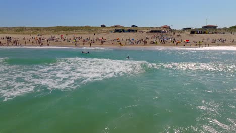 Der-Strand-Von-Les-Estagnots-Wurde-Mit-Einer-Drohne-Gefilmt,-Die-Einer-Welle-Folgte