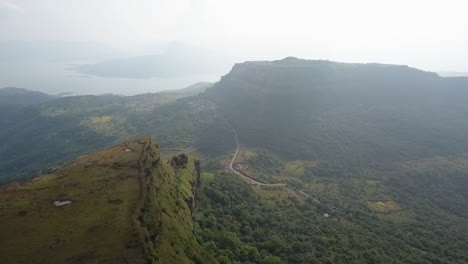 Antena:-Flat-Top-Green-Mountain-Es-El-Hogar-De-Visapur-Fort-En-Misty-India