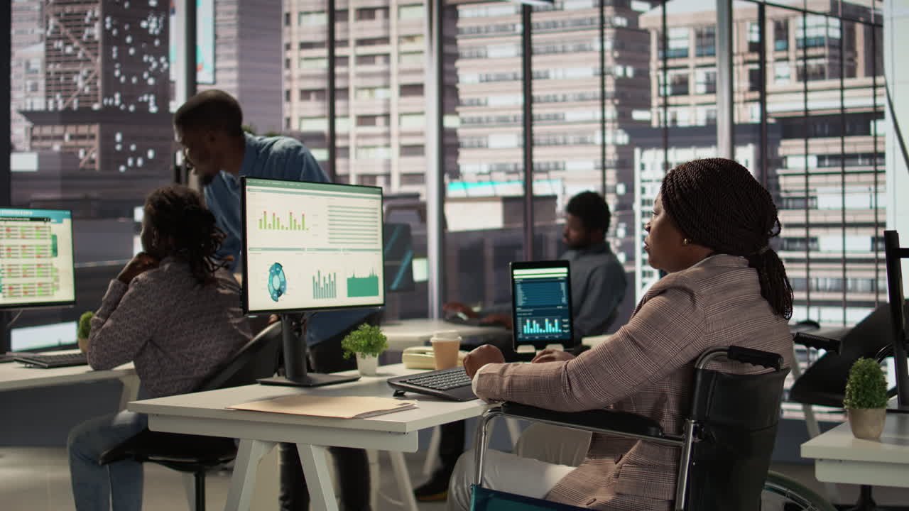 equipo de negocios diverso trabajando en una oficina moderna