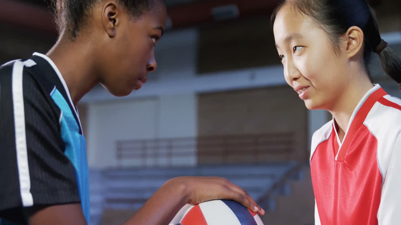 배구 선수 들 이 배구 4k 와 대면 하고 있다