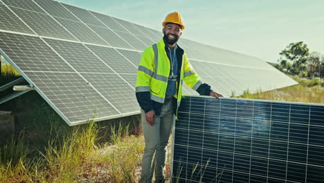 Retrato-Del-Hombre-Con-Paneles-Solares-En-La-Planta