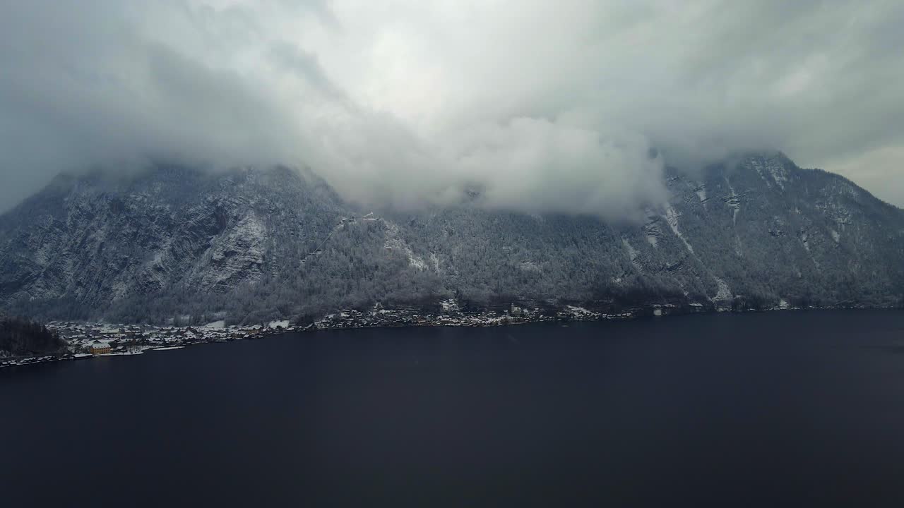 Drönarfilm över en sjö vid staden Hallstatt i Österrike, Europa.
