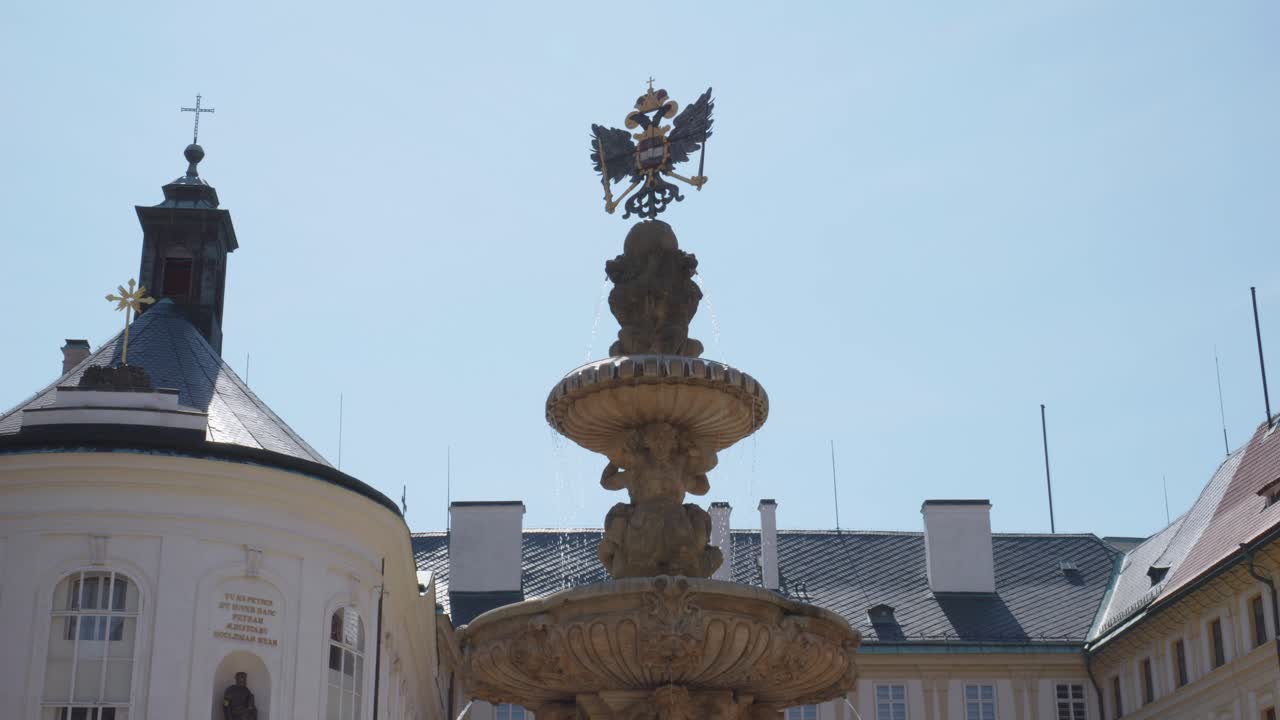 la fuente real en el castillo de praga en un día soleado en praga, república checa