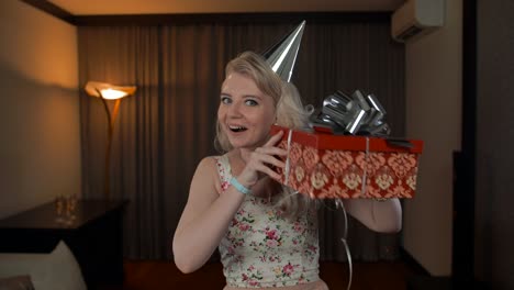 chica feliz en la emoción de conseguir la caja de navidad