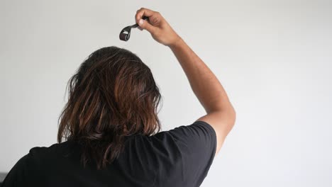 hombre que usa cabellos en rollo en el cuero cabelludo para prevenir la calvicie, calvicie