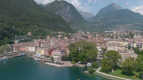 Increíble-Vista-De-Drones-Sobre-El-Centro-De-Riva-Del-Garda-Rodeado-Por-Los-Alpes-Italianos-Y-El-Lago-De-Garda-En-Primer-Plano