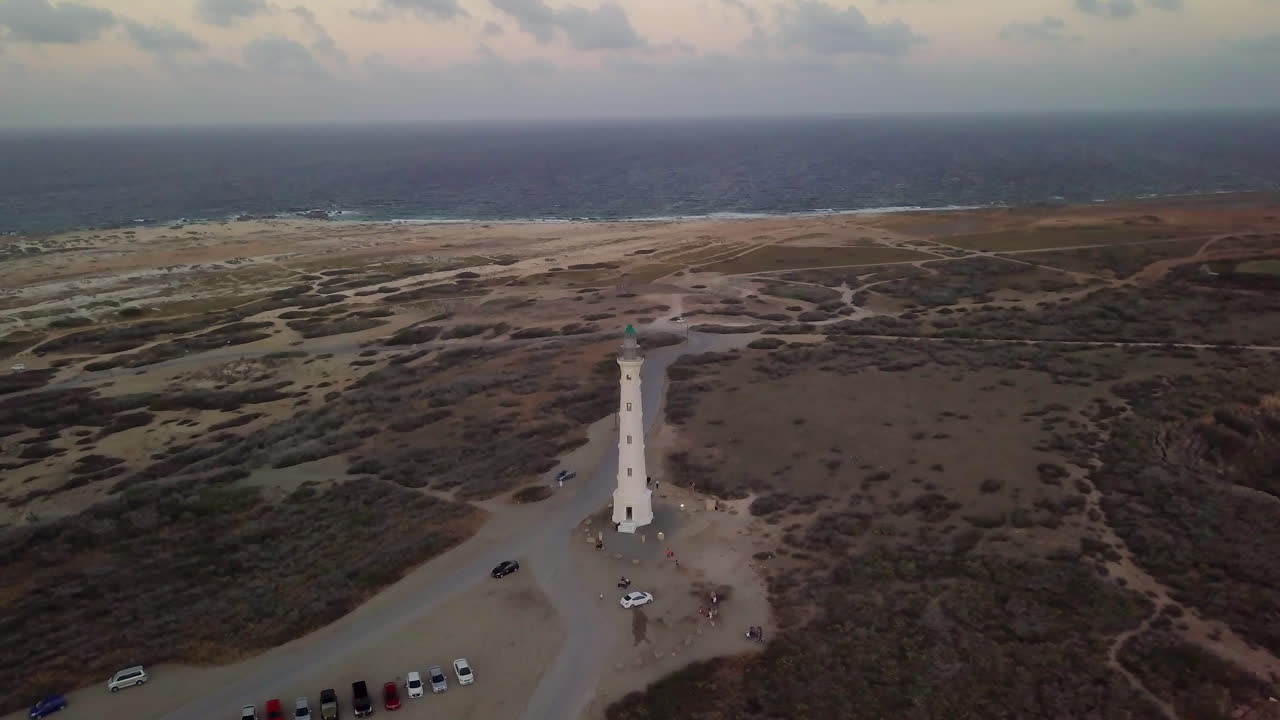 la costa noreste de aruba con el faro de california en primer plano y el caribe en el fondo