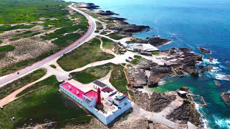 Luftaufnahme-Des-Blauen-Ozeans,-Krachender-Wellen,-Leuchtturm,-Zerklüfteter-Küste,-4k