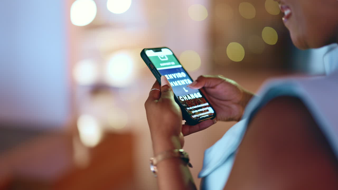 manos de las mujeres, la pantalla del teléfono y el cambio climático