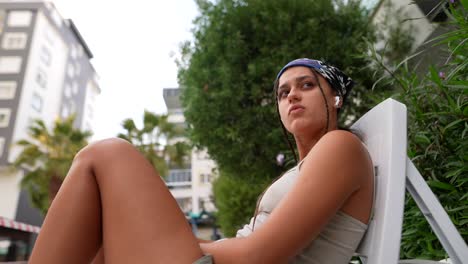 adolescente sentado al aire libre