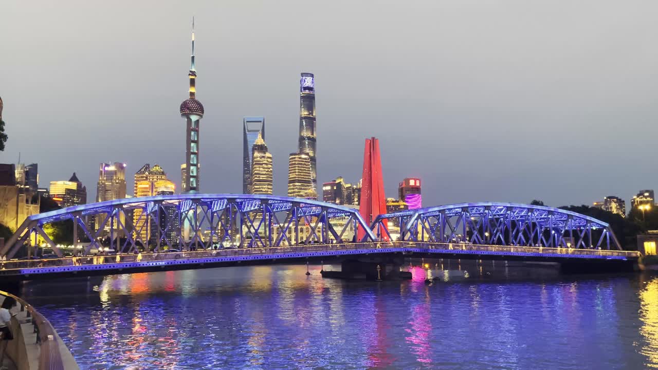 밤에 조명된 상하이 중국 스카이 라인 뷰