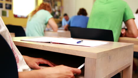 Estudiante-Enviando-Mensajes-De-Texto-Debajo-Del-Escritorio-En-Clase