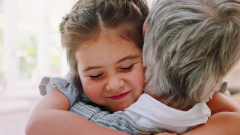 rostro de niña abrazar a la abuela con amor