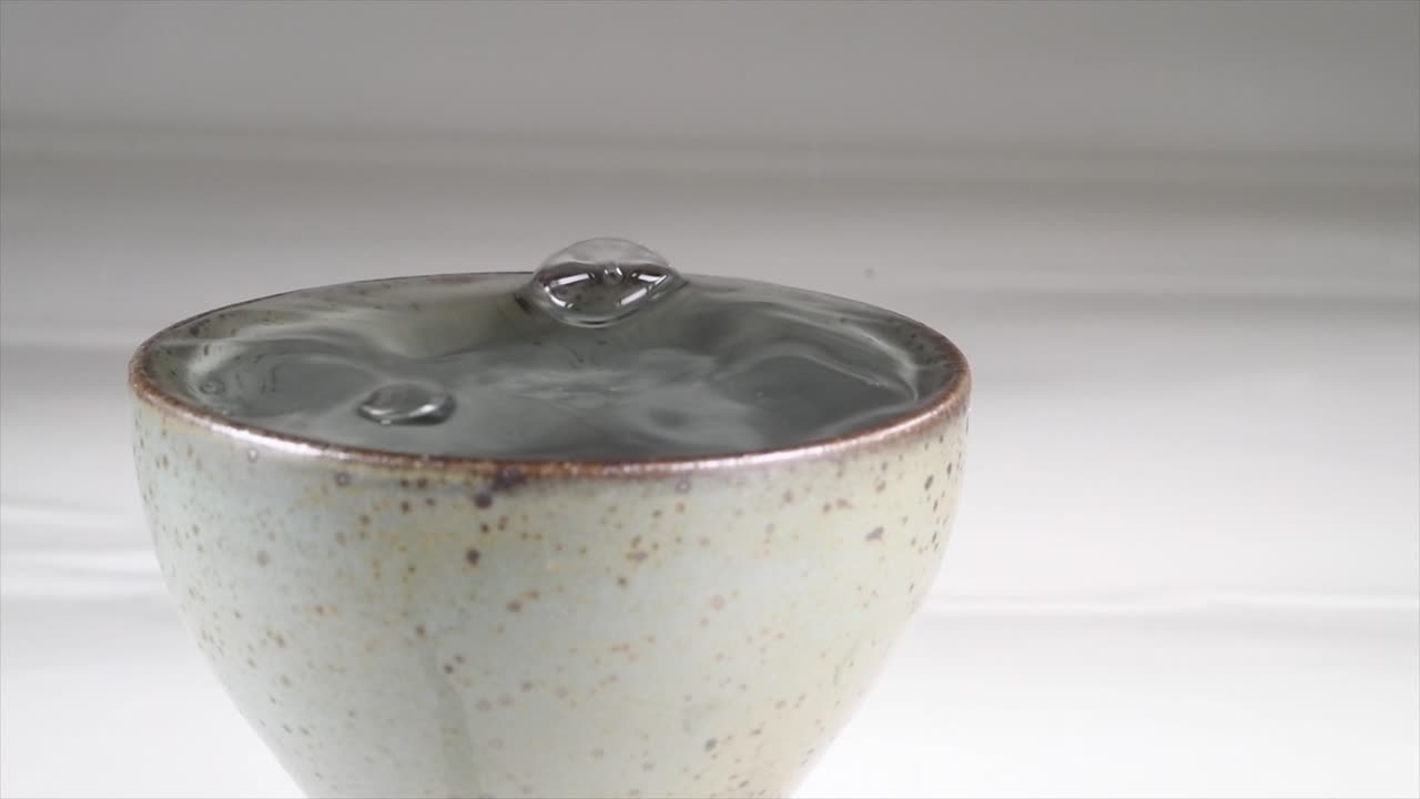 사케를 대접하고 쏟다