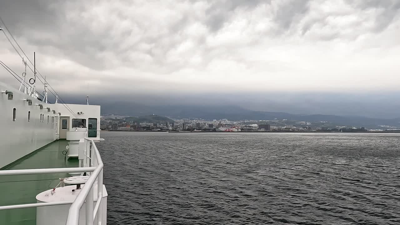 vista desde un ferry que llega a beppu, kyushu, japón