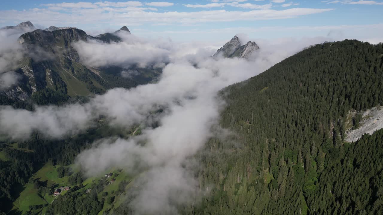 vista aérea de montañas místicas: capturando la belleza de los picos verdes y las nubes