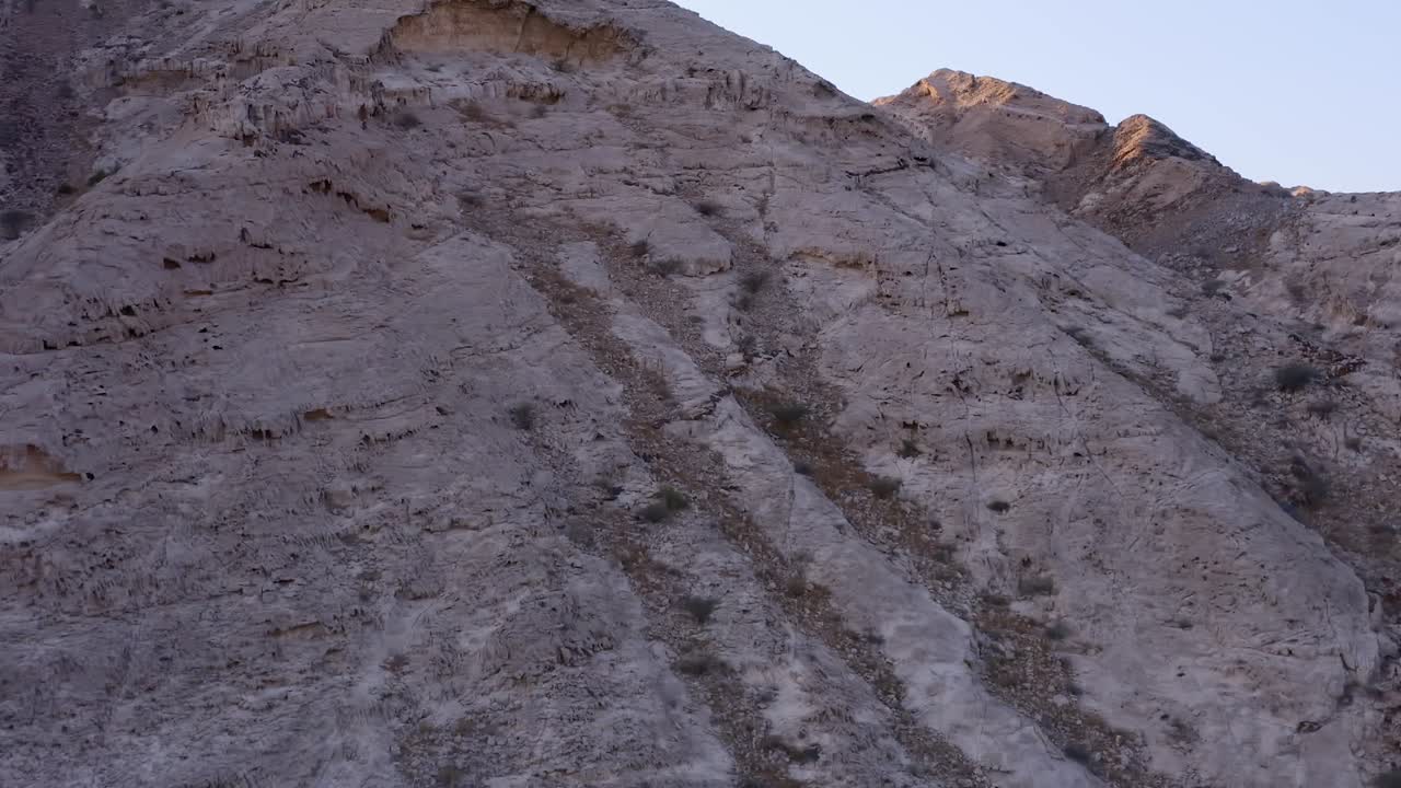 imágenes de drones en 4k, vista aérea de la meseta de rocas fósiles en el desierto de mleiha con ondas de arena, paisaje geológico de la esfinge en las dunas de arena del desierto en los emiratos árabes unidos, videos de drones