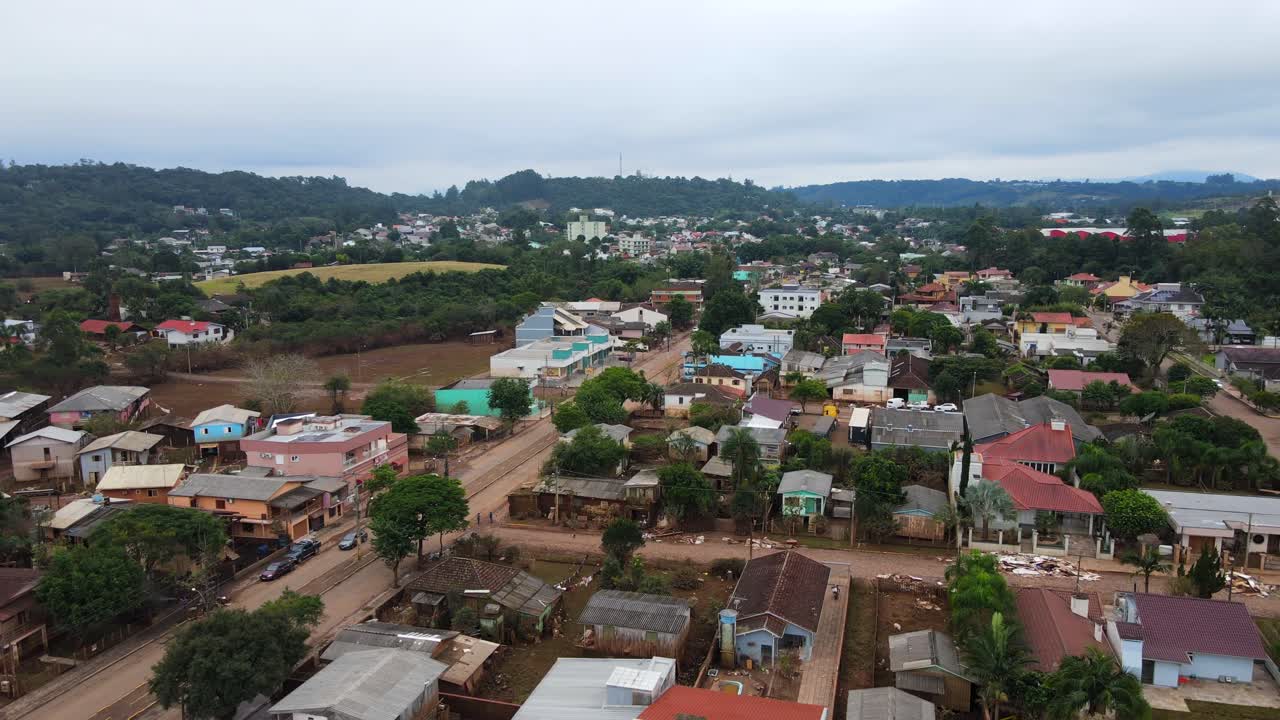 inundaciones en el sur de brasil 2024 - fotografía de avión no tripulado de las secuelas de las inundaciones en la ciudad de sao sebastião do cai - río grande do sul