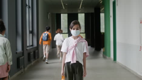 Colegiala-Con-Mascarilla-En-El-Pasillo-De-La-Escuela.