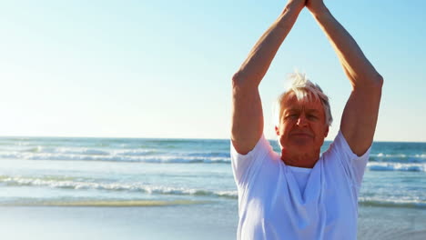 animación de hacerlo por ellos más relajado hombre mayor caucásico practicando yoga en la playa