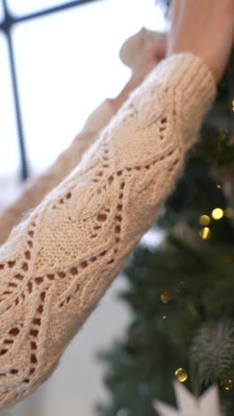 mujer decorando un árbol de navidad