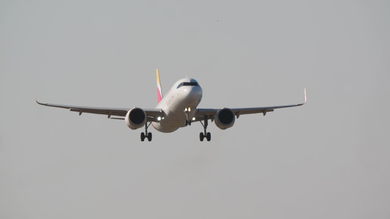 Aereo passeggeri commerciale in avvicinamento per l'atterraggio
