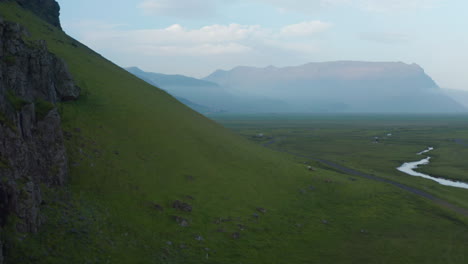 Vogelperspektive-Sportlicher-Mann,-Der-An-Nebligen,-Bewölkten-Tagen-Im-Südlichen-Isländischen-Hochland-Auf-Einem-Gipfel-Läuft.-Erstaunliche-Luftaufnahme-Von-Wanderern,-Die-Auf-Einem-Hügel-Stehen-Und-Ein-Erstaunliches-Nebliges-Panorama-In-Island-Genießen